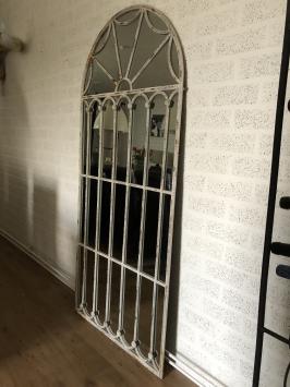 Großer Kirchenfensterspiegel, robust in der Ausführung