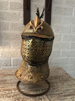 Ein schöner Ritterhelm aus Messing auf einem Ständer