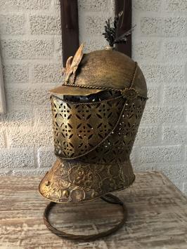 Ein schöner Ritterhelm aus Messing auf einem Ständer