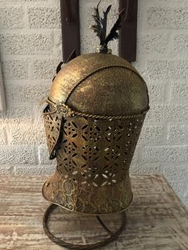 Ein schöner Ritterhelm aus Messing auf einem Ständer