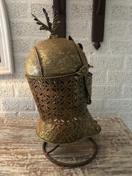 Ein schöner Ritterhelm aus Messing auf einem Ständer