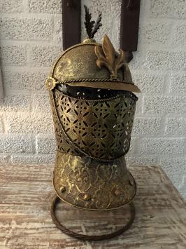 Ein schöner Ritterhelm aus Messing auf einem Ständer
