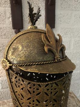 Ein schöner Ritterhelm aus Messing auf einem Ständer