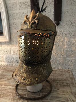 Ein schöner Ritterhelm aus Messing auf einem Ständer