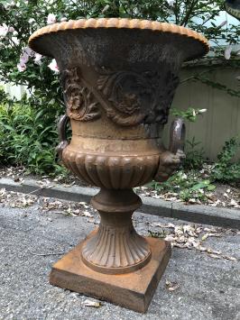 Gartenvase aus Gusseisen, große Gartenvase als klassische Gartendeko
