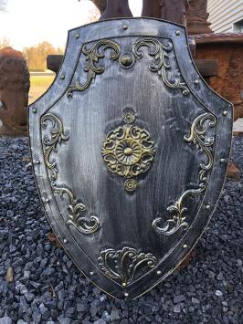 Schönes Metallschild mit messingfarbenen Ornamenten, Burgstil
