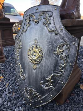 Schönes Metallschild mit messingfarbenen Ornamenten, Burgstil