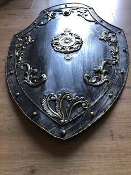 Schönes Metallschild mit messingfarbenen Ornamenten, Burgstil