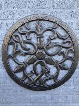 Wandschmuck rund, geschnitzt, schwarz-braun