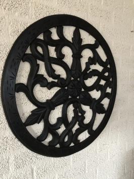 Wandschmuck rund, geschnitzt, schwarz-braun