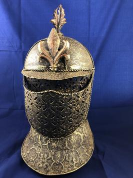 Ein schöner Ritterhelm aus Messing auf einem Ständer