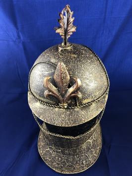 Ein schöner Ritterhelm aus Messing auf einem Ständer
