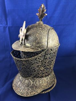 Ein schöner Ritterhelm aus Messing auf einem Ständer