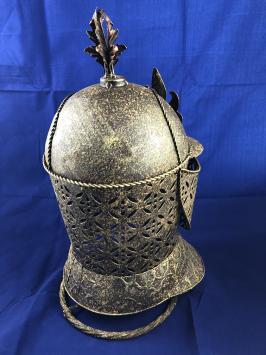 Ein schöner Ritterhelm aus Messing auf einem Ständer
