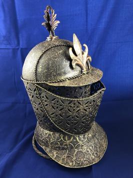 Ein schöner Ritterhelm aus Messing auf einem Ständer