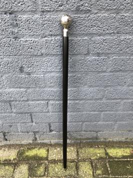 Wandelstok met nikkelen handknop en zwarte houten steel