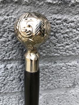 Wandelstok met nikkelen handknop en zwarte houten steel