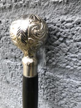 Wandelstok met nikkelen handknop en zwarte houten steel