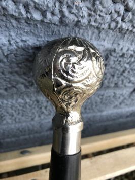 Wandelstok met nikkelen handknop en zwarte houten steel
