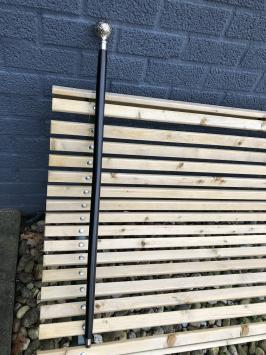 Wandelstok met nikkelen handknop en zwarte houten steel