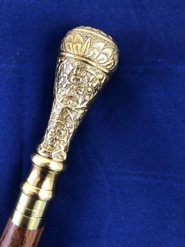 Spazierstock, mit Messing-Zierknopf und handgeschnitztem Griff