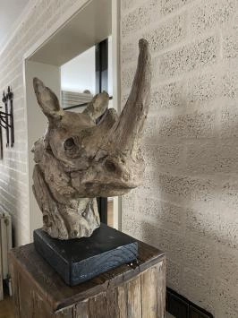 Kop van een neushoorn, fraai in detail, polystone woodlook