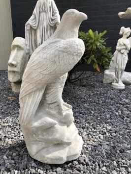 Ein wunderschöner, sitzender Adler, voll mit Stein, 60 cm