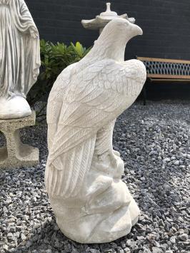 Ein wunderschöner, sitzender Adler, voll mit Stein, 60 cm