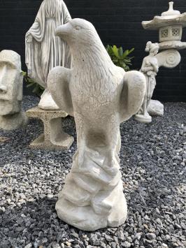 Ein wunderschöner, sitzender Adler, voll mit Stein, 60 cm