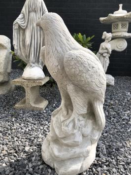 Ein wunderschöner, sitzender Adler, voll mit Stein, 60 cm