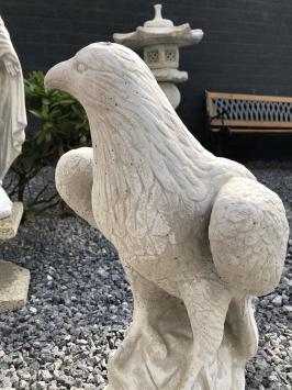 Ein wunderschöner, sitzender Adler, voll mit Stein, 60 cm