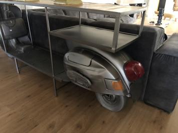 Schöner Beistelltisch, Ziertisch, Stehtisch auf Rollerfahrrad mit Weinregal