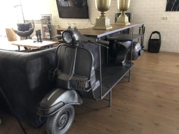 Schöner Beistelltisch, Ziertisch, Stehtisch auf Rollerfahrrad mit Weinregal