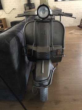 Schöner Beistelltisch, Ziertisch, Stehtisch auf Rollerfahrrad mit Weinregal