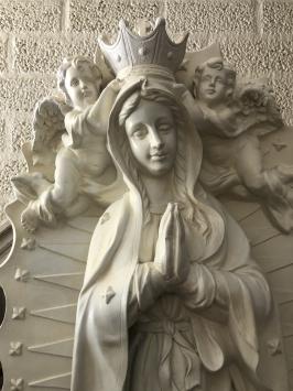 Maria Statue mit Engeln und Rückenplatte, Polystone, cremeweiß