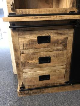 Schöner industrieller Wandschrank, Kolonialholz mit Metallfinish