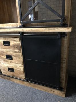 Schöner industrieller Wandschrank, Kolonialholz mit Metallfinish