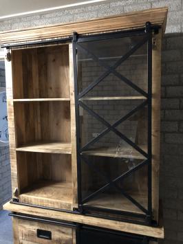 Schöner industrieller Wandschrank, Kolonialholz mit Metallfinish
