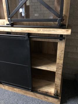 Schöner industrieller Wandschrank, Kolonialholz mit Metallfinish