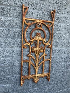Metalen sierrek, art nouveau, rozenrek als landelijke decoratie, wandrek tulp.