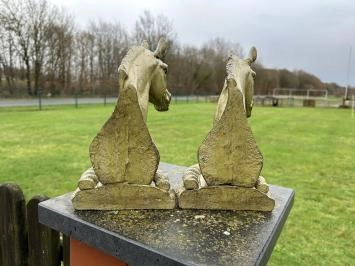 2 Pferdestatuen als Buchstützen, massives Eisen