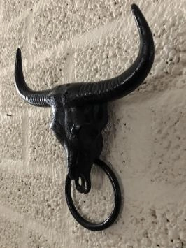 Gusseiserner Stierschädel mit Handtuchring, schwarz