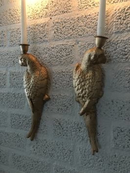 Set aus gusseisernen Papageien goldfarben als Wandleuchter