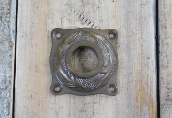 Klinkrozet 'Lely', van messing