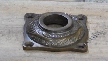 Klinkrozet 'Lely', van messing