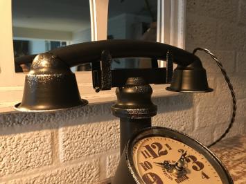 Schöne Uhr in Form eines alten Telefons, nostalgisch!
