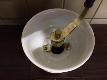 Ouderwetse koffiemolen wit, als decoratie stuk