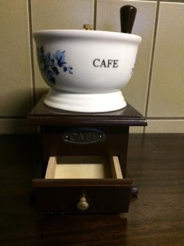 Ouderwetse koffiemolen wit, als decoratie stuk