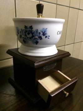 Ouderwetse koffiemolen wit, als decoratie stuk