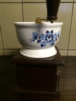 Ouderwetse koffiemolen wit, als decoratie stuk